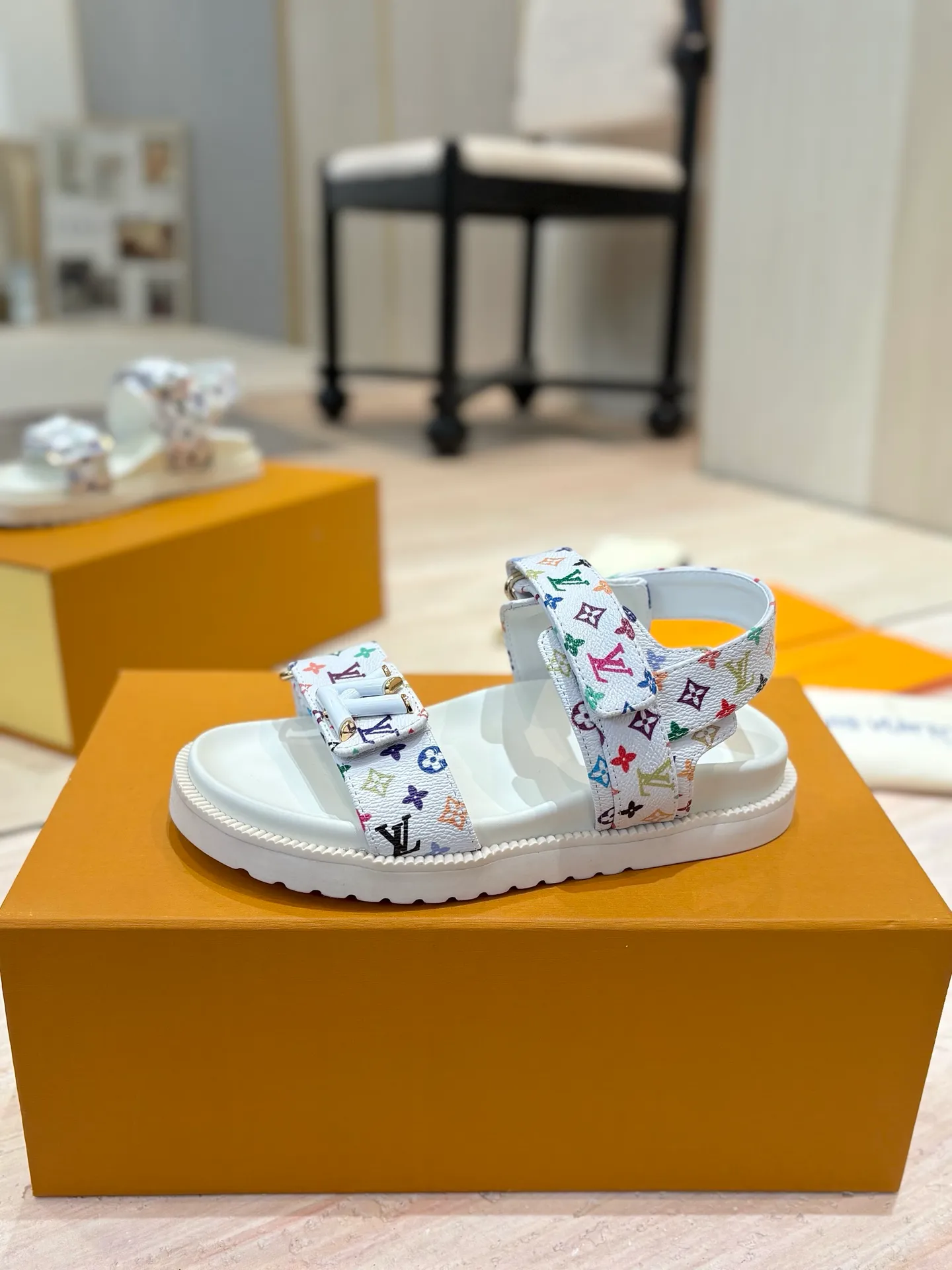 👟👟Ex-factory price 460👟👟 LV 2025 spring and summer new products 🥰 Popular LV donkey brand counters Embossed logo embossed sandals This Pool Pillow Comfort flat sandals are made of technical fabrics and use high-frequency embossing technology to reinterpret the Monogram pattern. Soft padded upper with adjustable Velcro, comfortable and tough insole adds harmonious colors 👍New hard goods, purchasing agent level! Full of high-end feel! A popular model among bloggers at home and abroad, it’s retro and fashionable and looks amazing on your feet! The official website's main recommendation 👍👍 ✅ Upper: waterproof special original fabric ✅ Inner lining: imported mixed sheepskin ✅ Outsole: original molded foam outsole ✅ Number of sizes: women's size 35-45 (women's size 41 men's 38.45, custom-made, non-refundable) ✅ Packaging: full set of drawer boxes ​